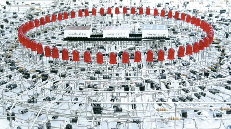 Illustration for article titled Some Very Patient Genius Soldered a Digital Clock From 1,916 Components